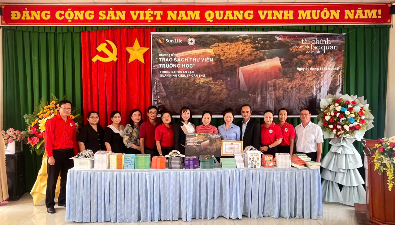 TP. Cần Thơ: Trao sách tham khảo do Công ty TNHH Bảo hiểm nhân thọ Sun Life Việt Nam tài trợ cho 02 trường THCS trên địa bàn thành phố.