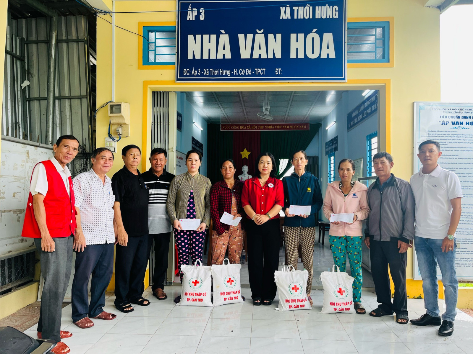 Thành phố Cần Thơ: Thăm và tặng quà cho các hộ gia đình bị giông lốc, mưa đá tại huyện Cờ Đỏ