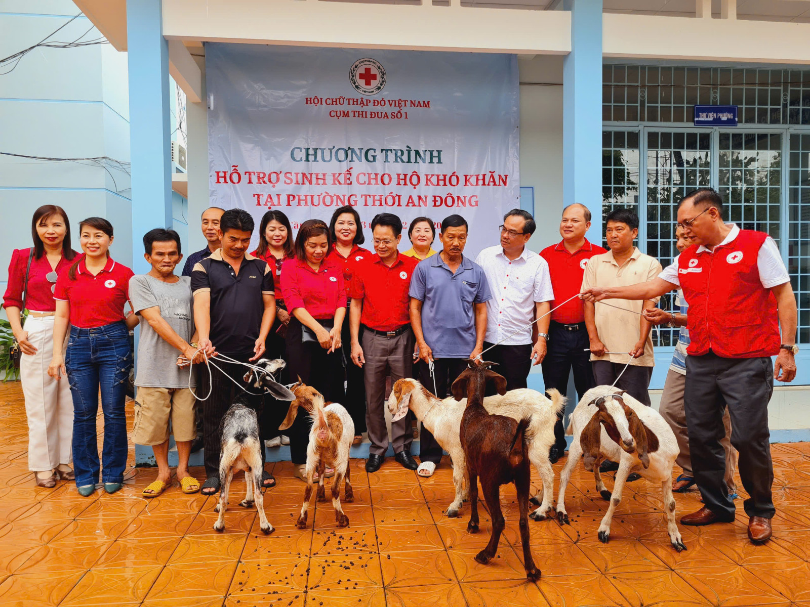 Chia sẻ mô hình “Nuôi dê luân chuyển” và trao sinh kế cho hộ có hoàn cảnh khó khăn tại phường Thới An Đông, quận Bình Thuỷ do Hội CTĐ các thành phố thuộc Cụm thi đua số 1 của Trung ương Hội CTĐ Việt Nam hỗ trợ