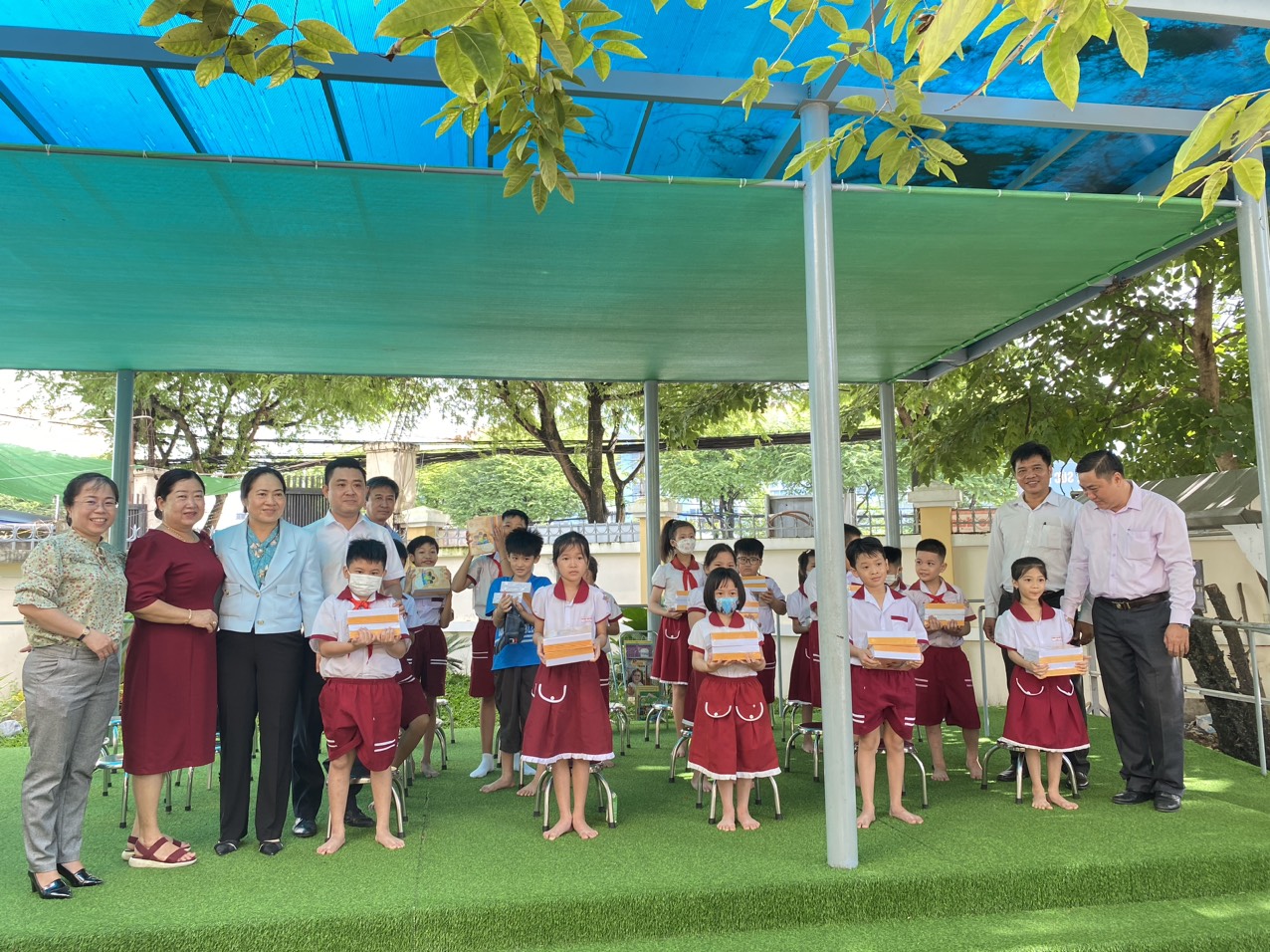 Ban Dân vận Thành Ủy Cần Thơ đến thăm và tặng quà cho học sinh khó khăn