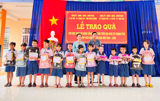 Trao quà cho các em học sinh có hoàn cảnh khó khăn trên địa bàn xã Thạnh Phú, huyện Cờ Đỏ