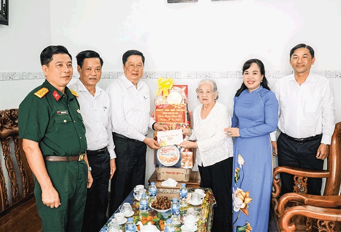 Tổ chức nhiều hoạt động thăm, chúc Tết, chăm lo gia đình chính sách, hộ khó khăn