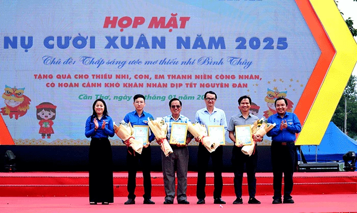 Tặng quà Tết cho 300 em thiếu nhi hoàn cảnh khó khăn, vượt khó học tập tốt